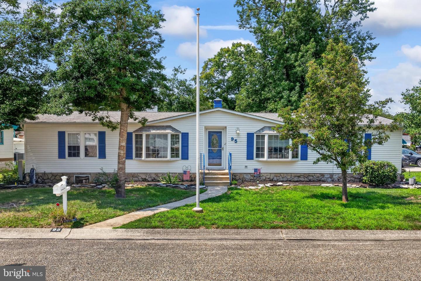 95 Breakwater Property Photo 2