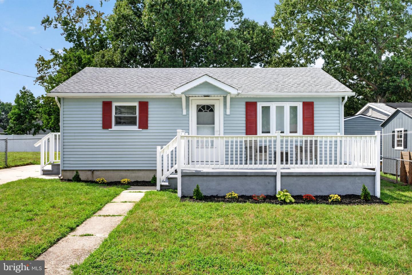 1711 Lake Dr Property Photo 1