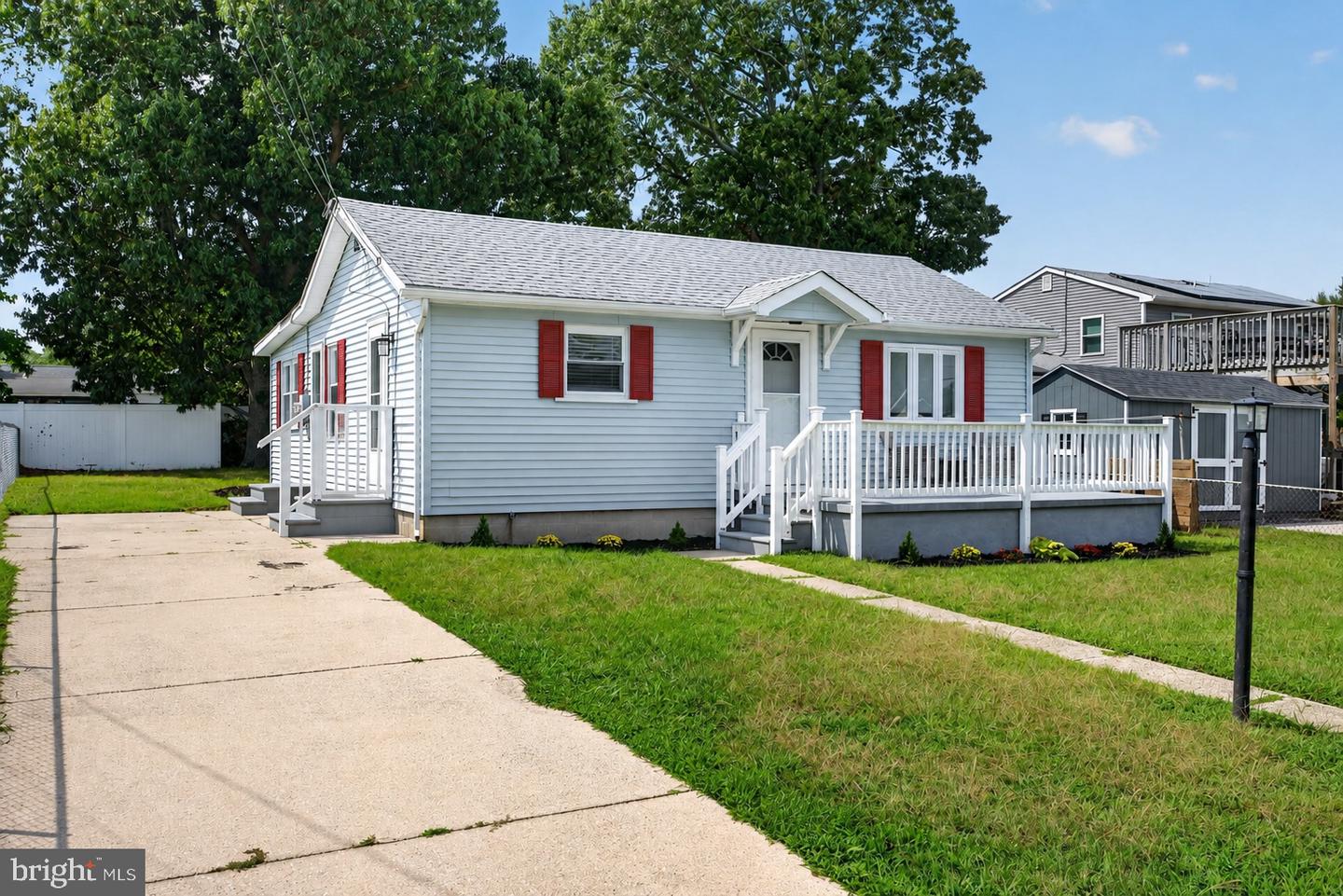 1711 Lake Dr Property Photo 2