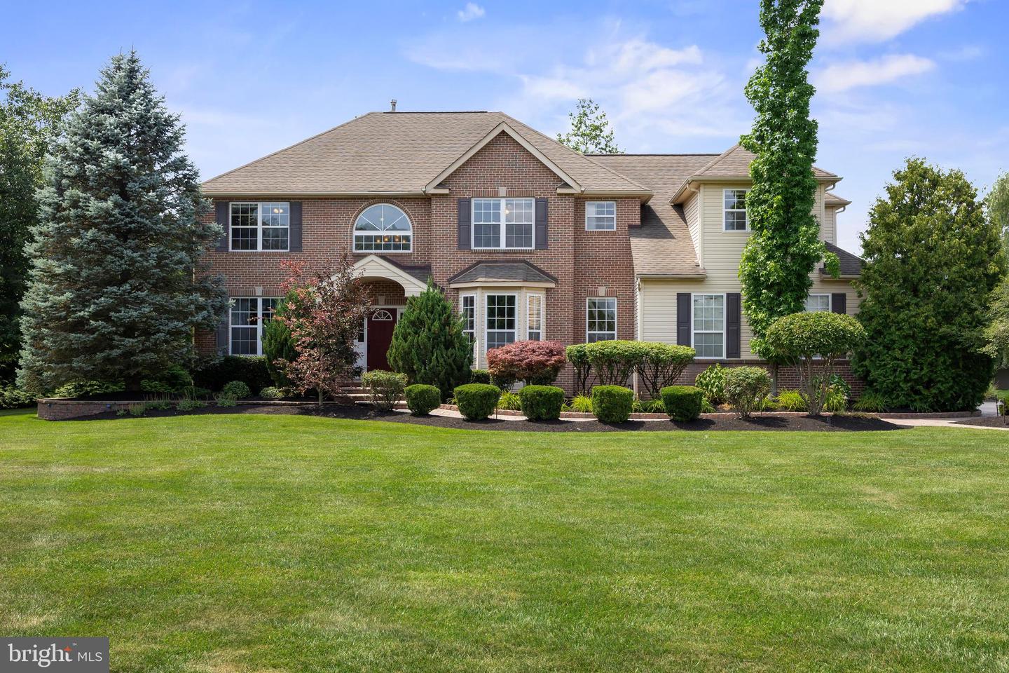 208 HICKORY LN