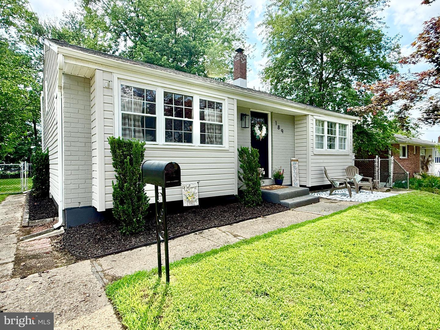 189 Denver Ave Property Photo 1
