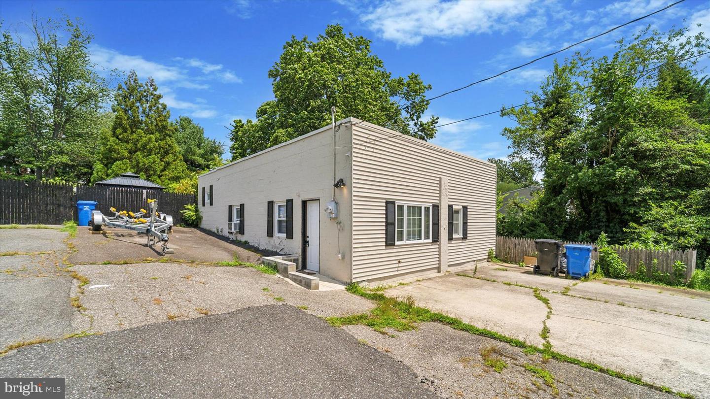 221 Center St Property Photo 1