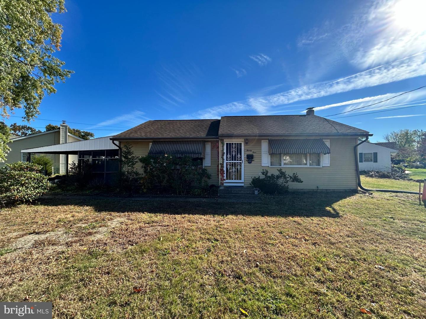 24 W LOIS DR