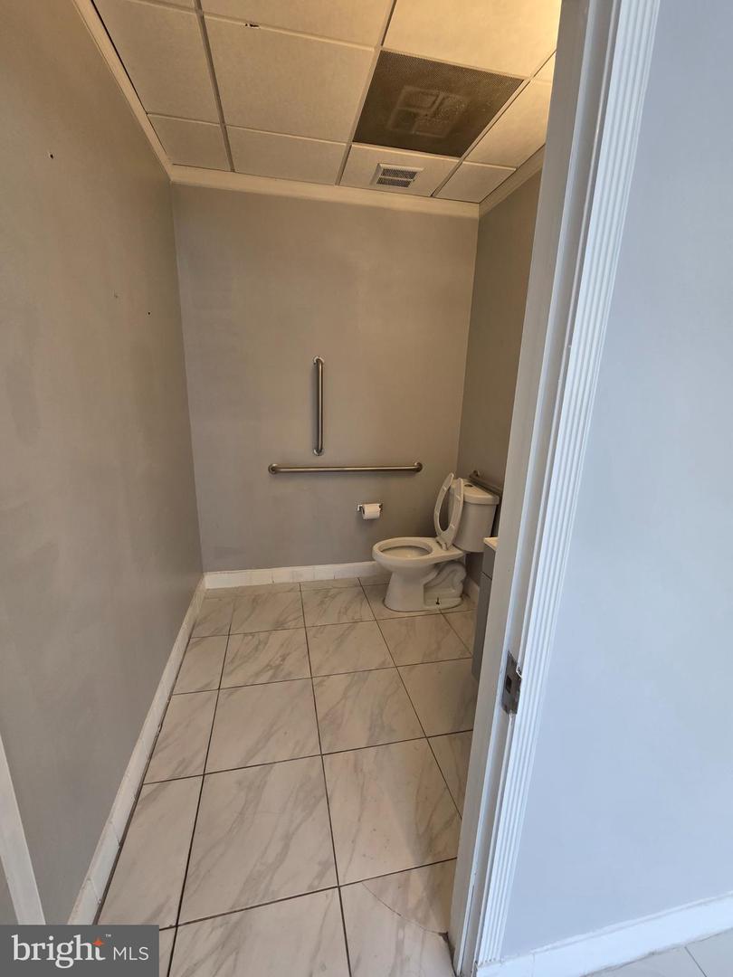 127 Greentree Rd #4 Property Photo 6