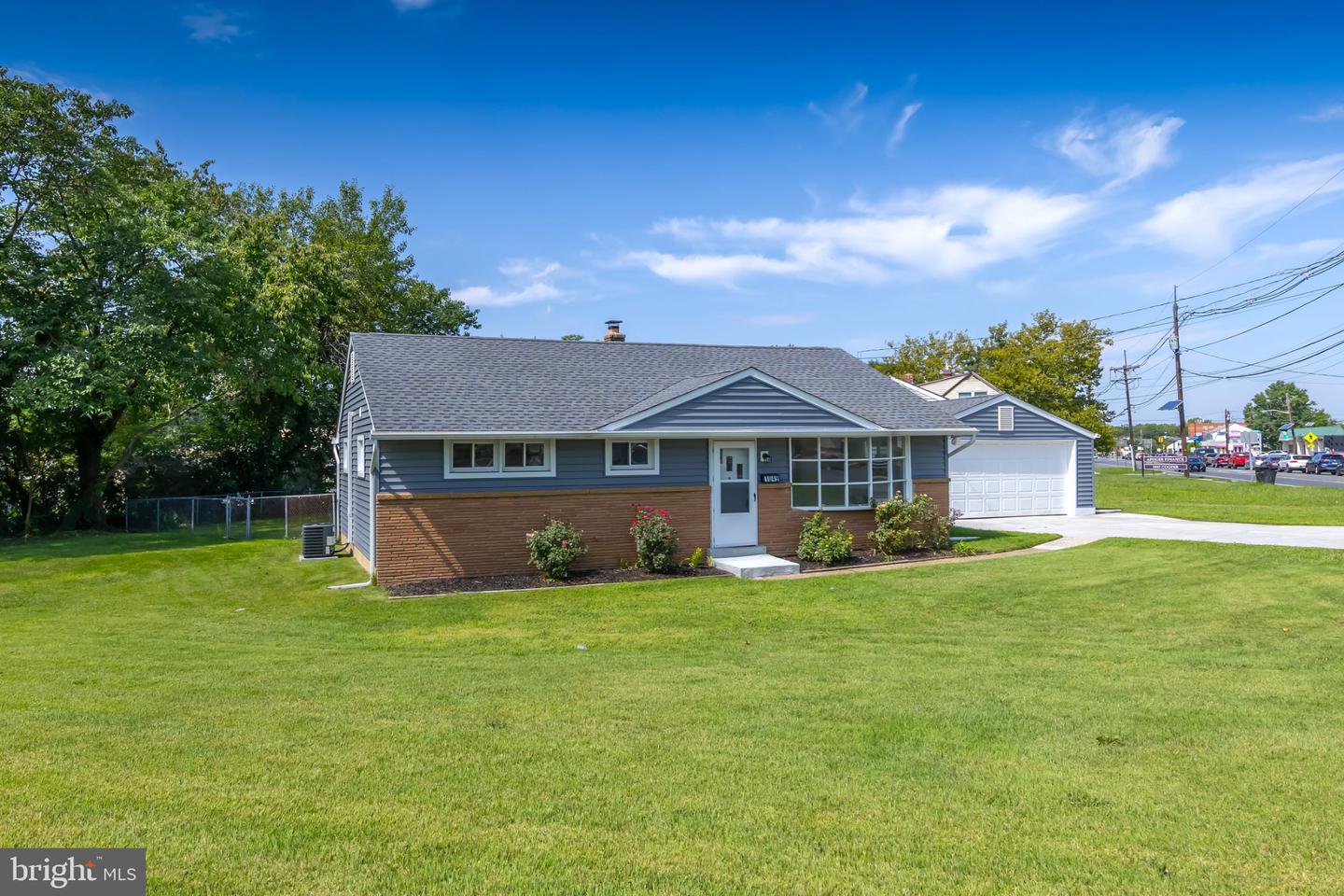 1049 Cooper St Property Photo 3