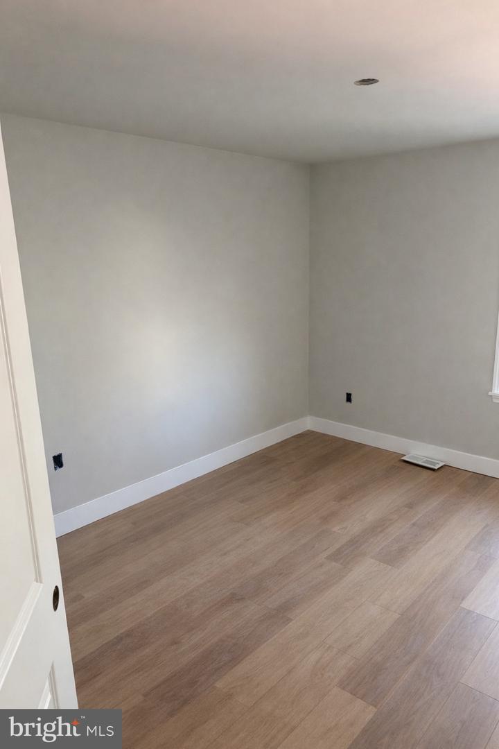 166 East Ave #b Property Photo 3