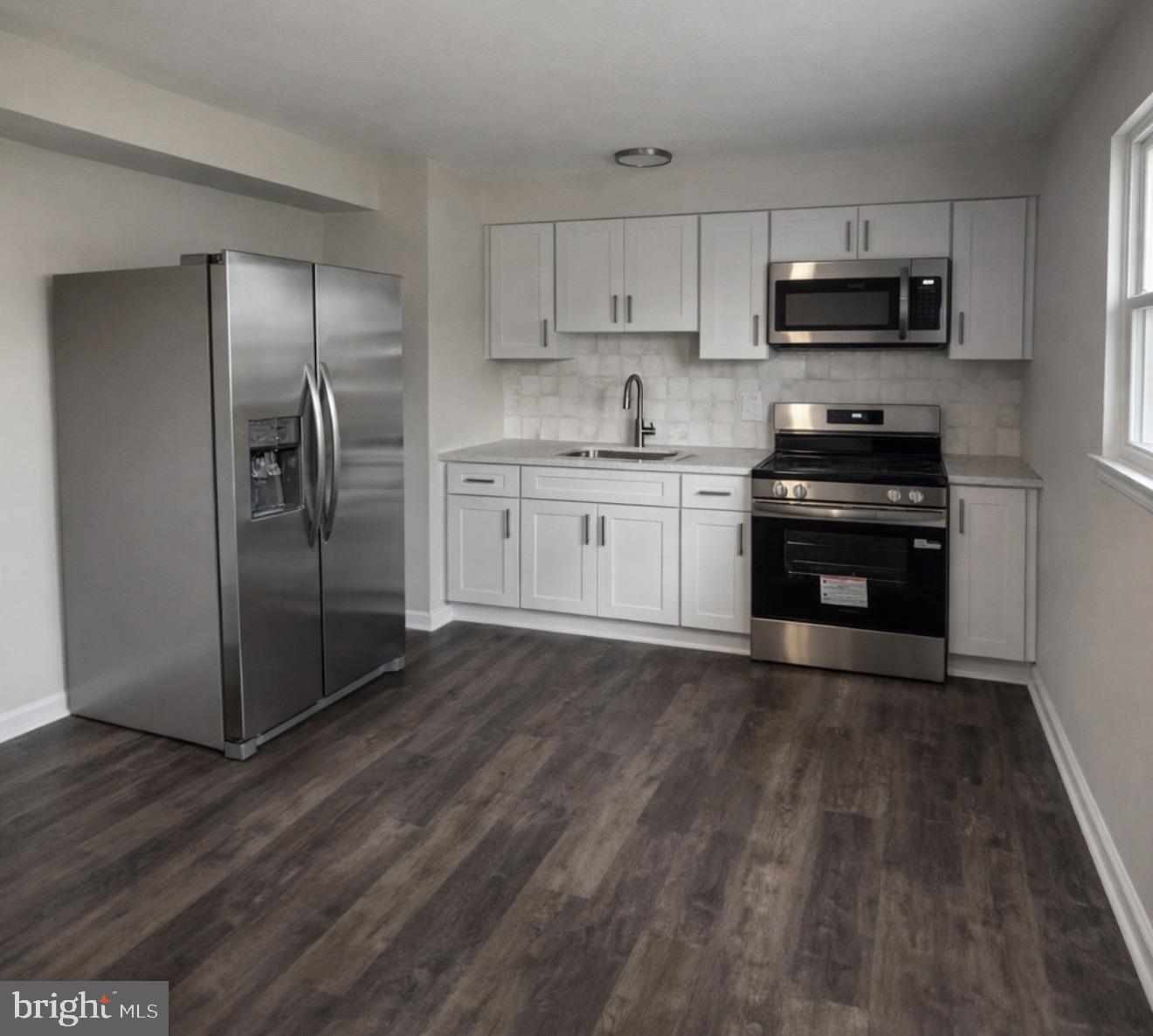 212 WOODLAWN AVE #B Property Photo 1