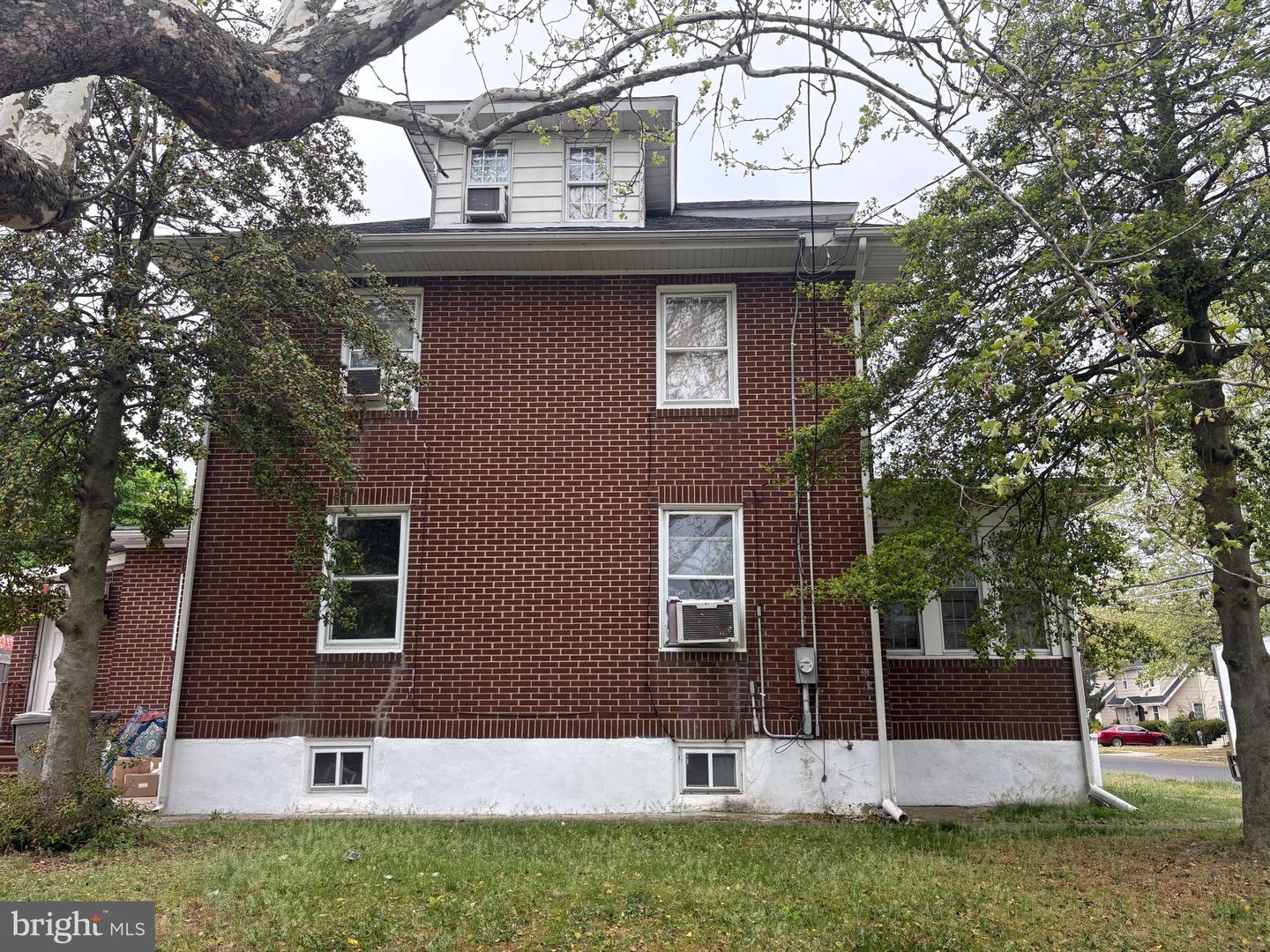 400 Thomson Ave Property Photo 33
