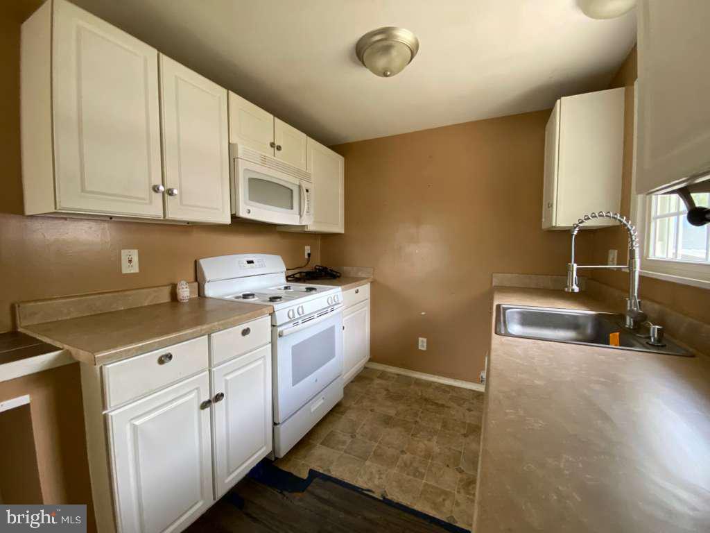 92 Elmer St Property Photo 3