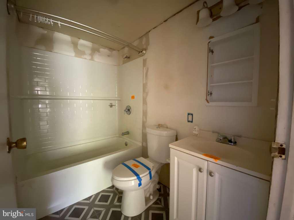 92 Elmer St Property Photo 4