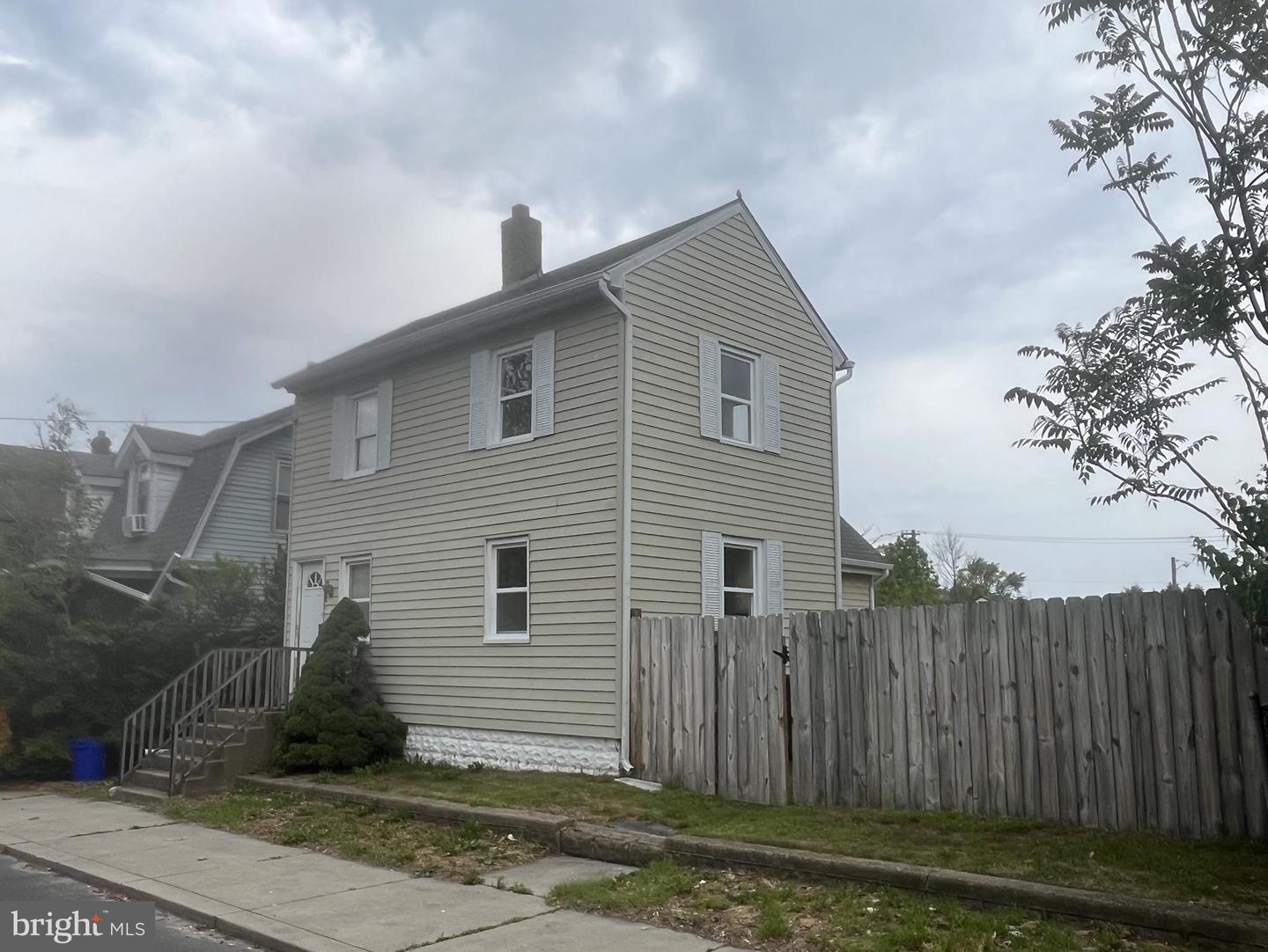 42 W Centre St Property Photo 2