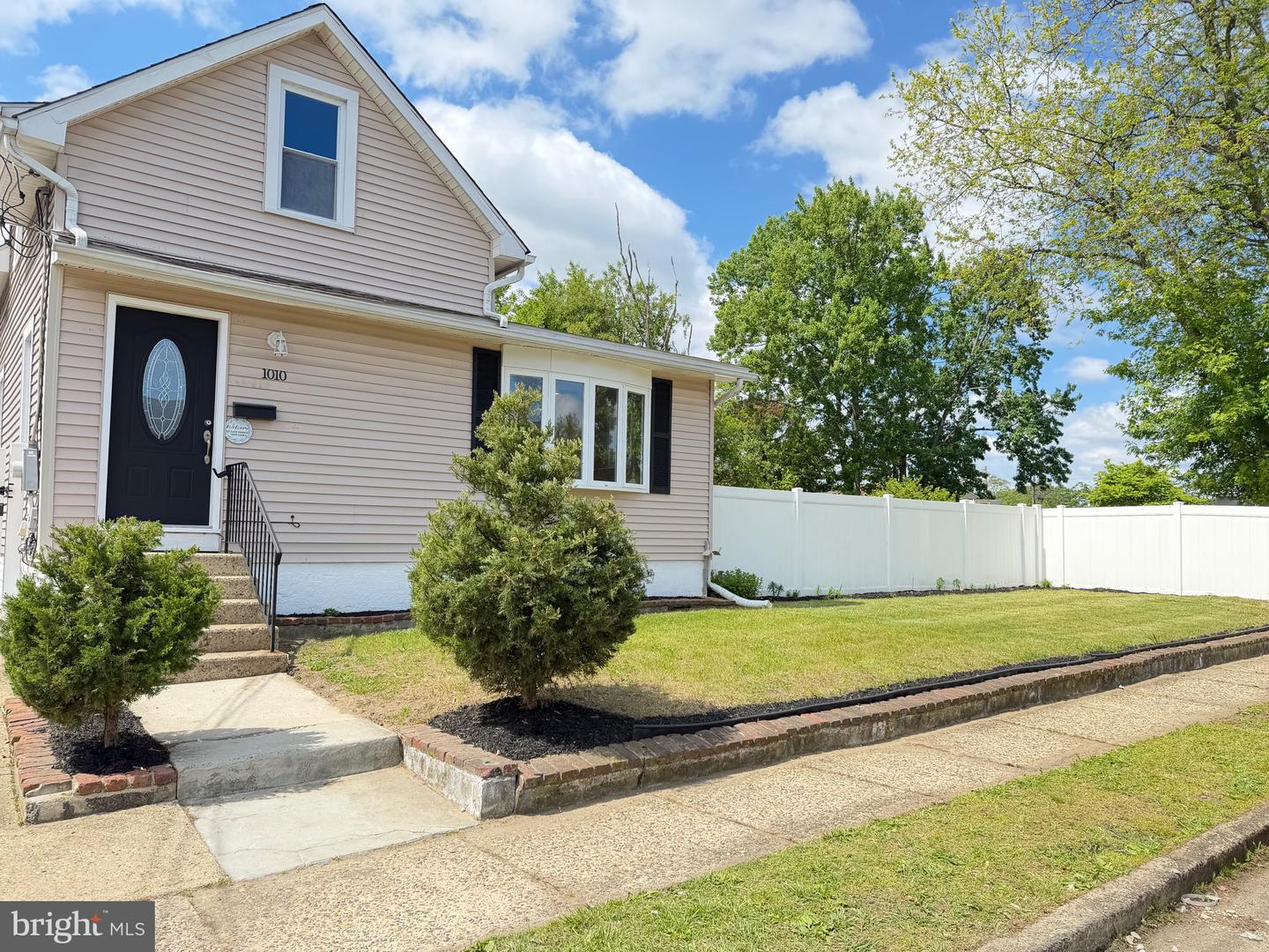 1010 Asbury Ave Property Photo 1