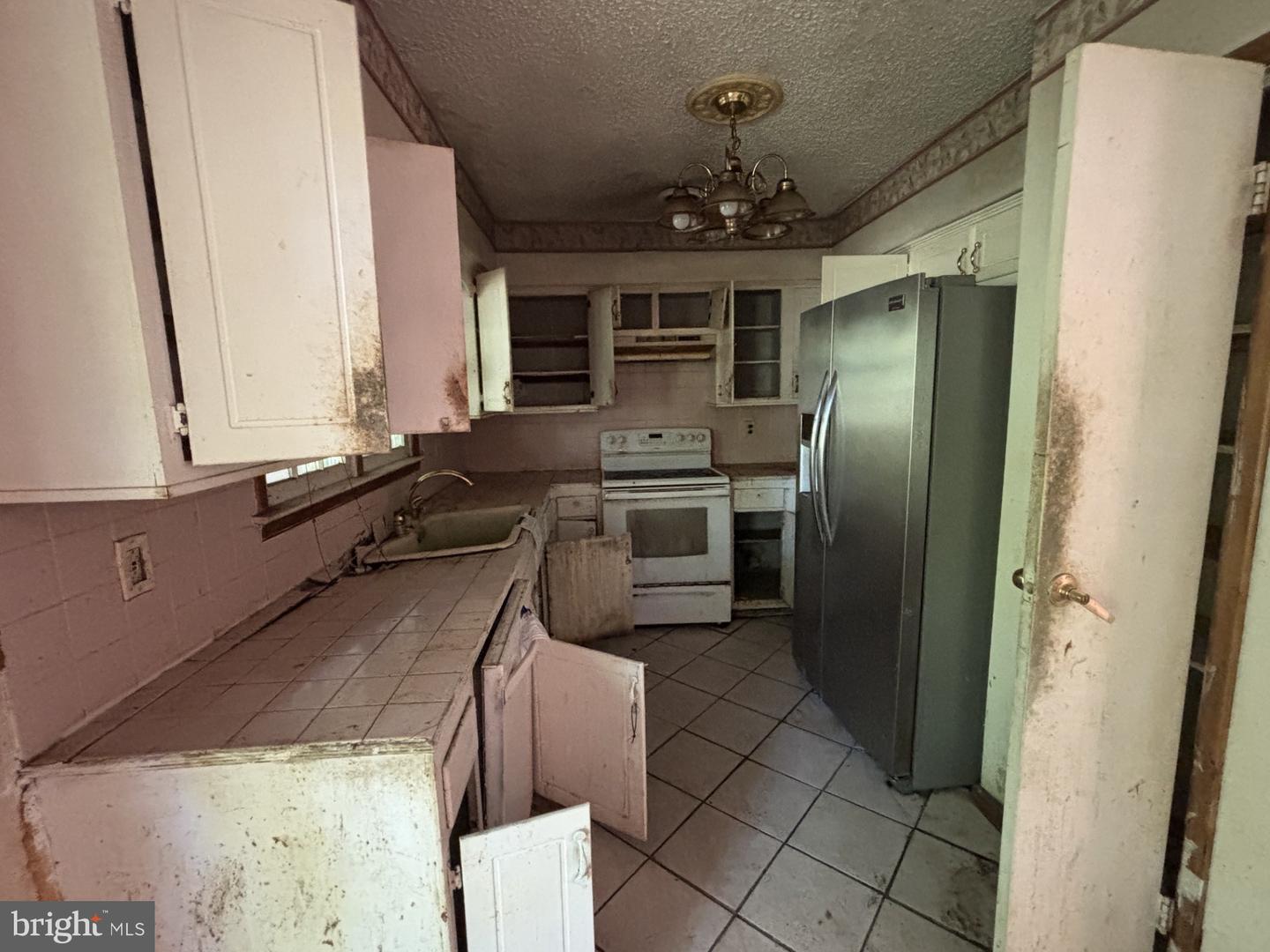 725 Central Ave Property Photo 4
