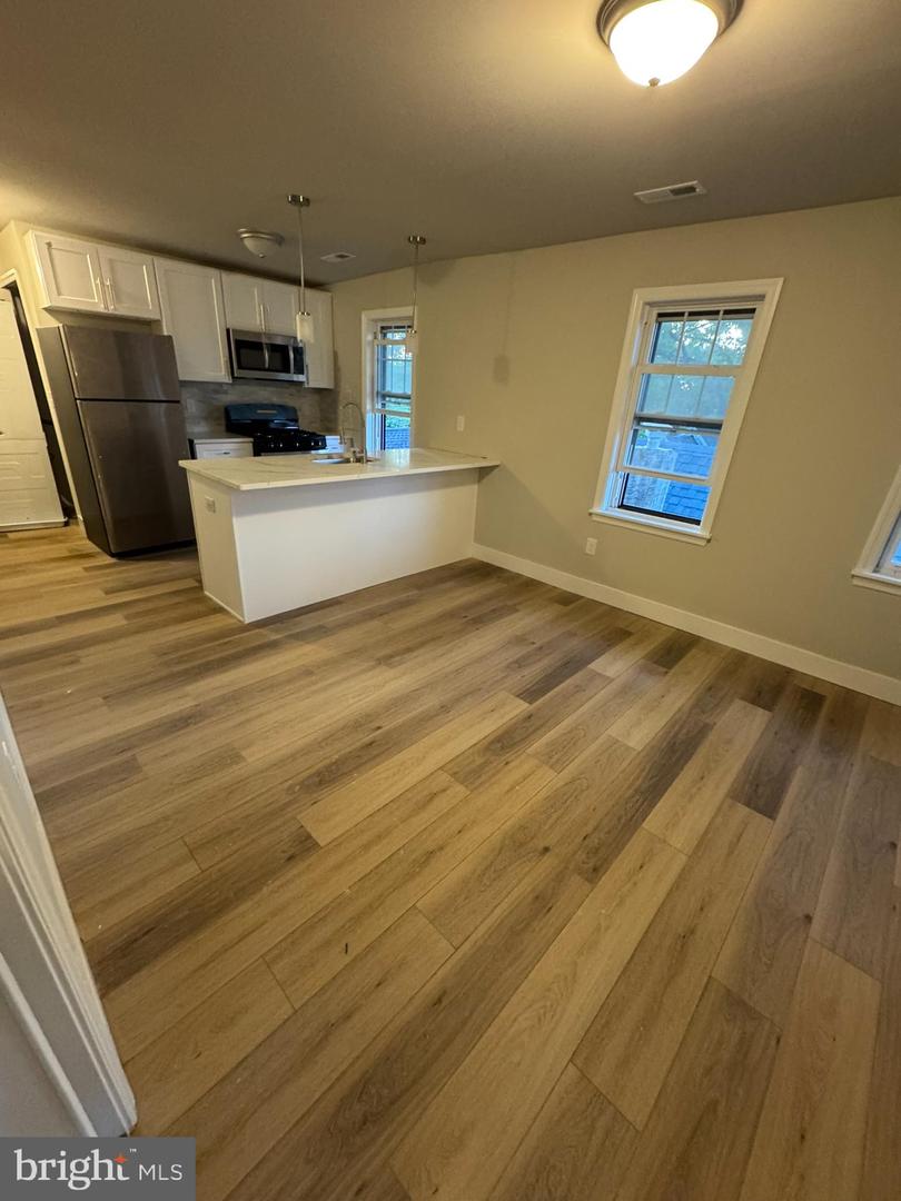 166 East Ave #e Property Photo 2