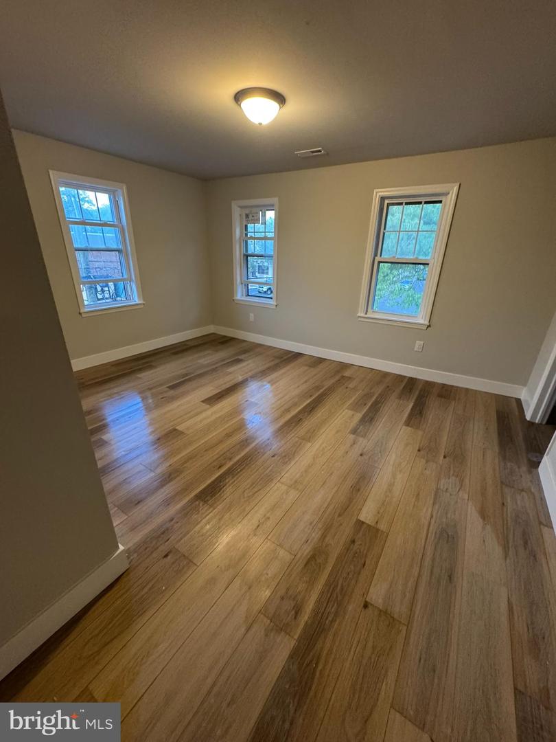 166 East Ave #e Property Photo 4