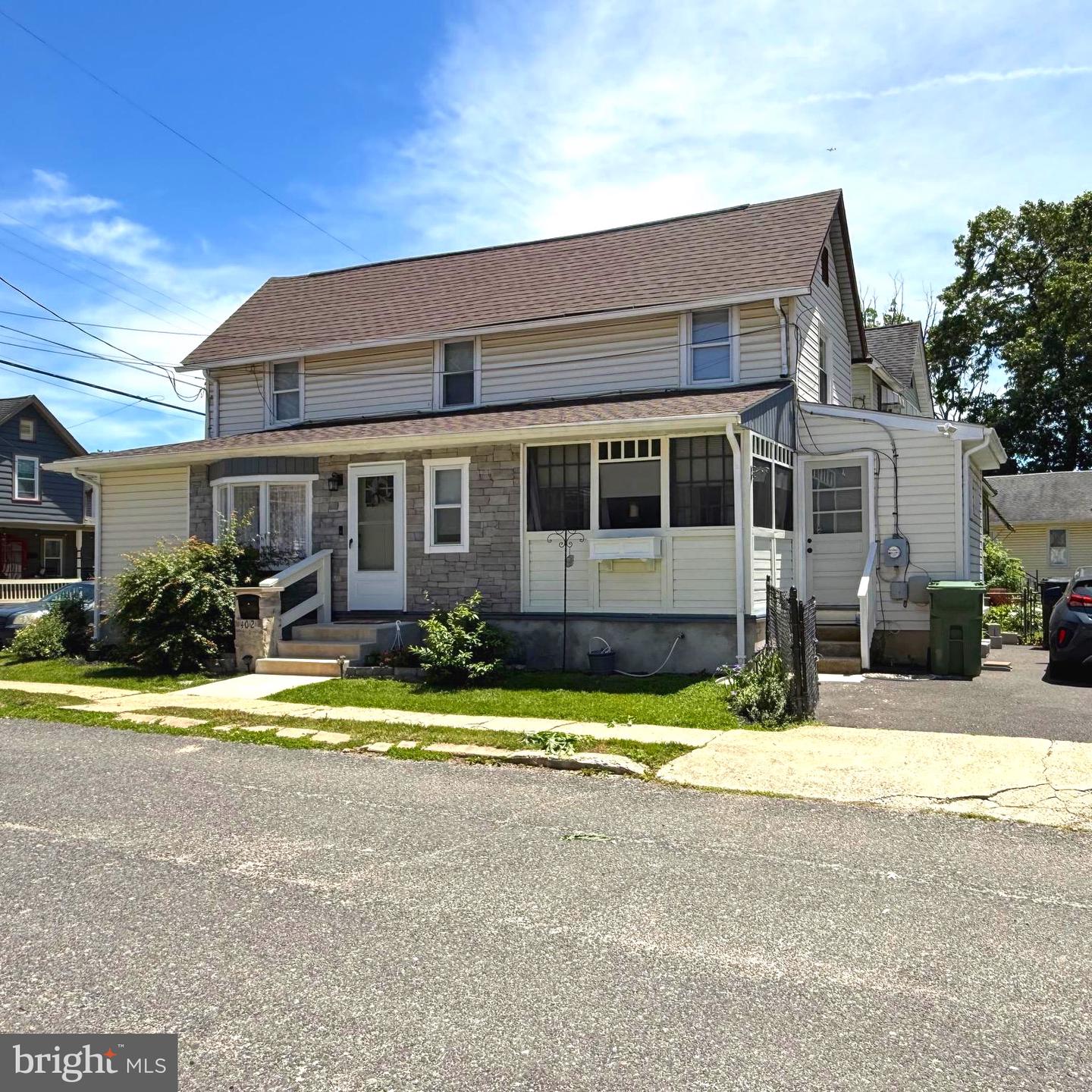 402 Wesley Ave Property Photo 2