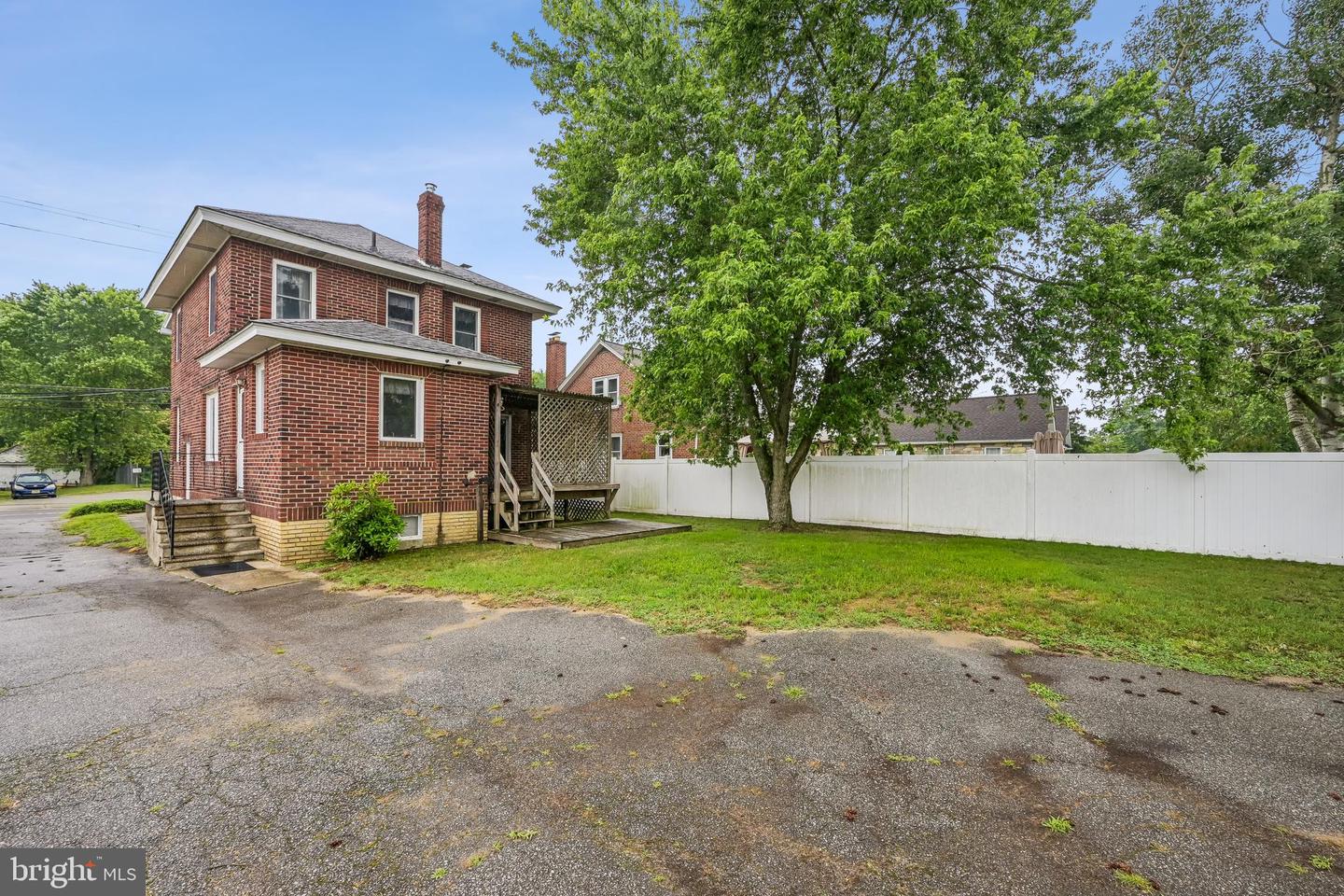 119 E Broad St Property Photo 24