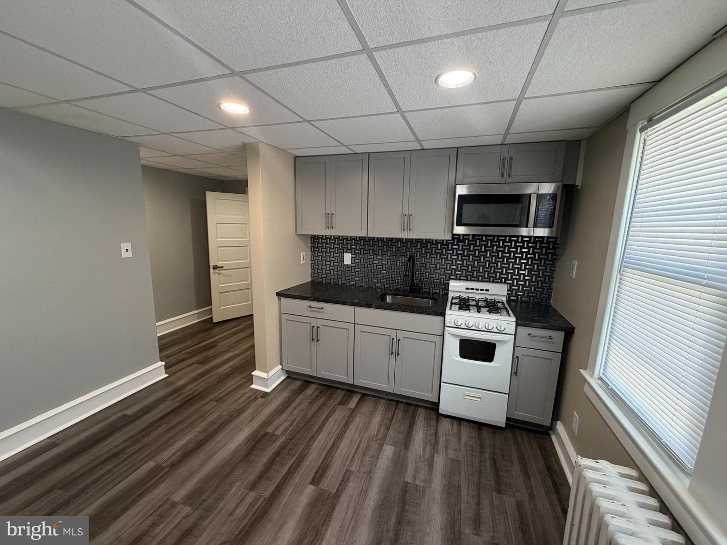 25 College Ave #b Property Photo 6