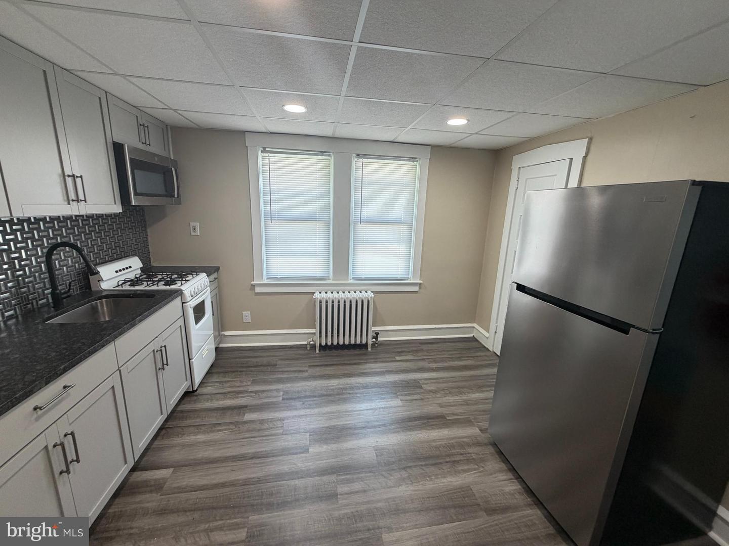 25 College Ave #b Property Photo 8