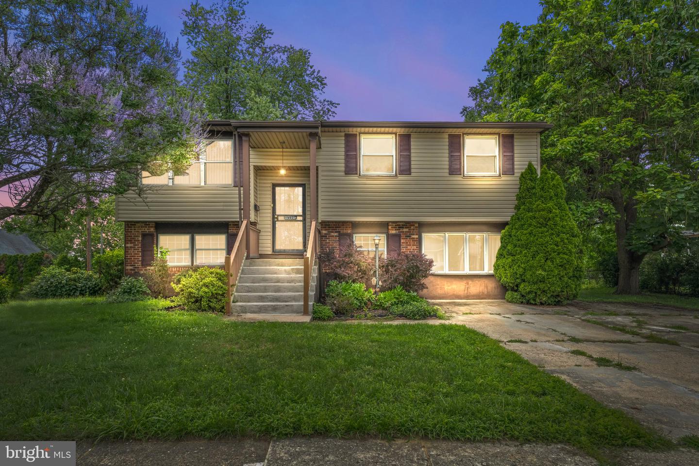 449 2nd St Property Photo 1