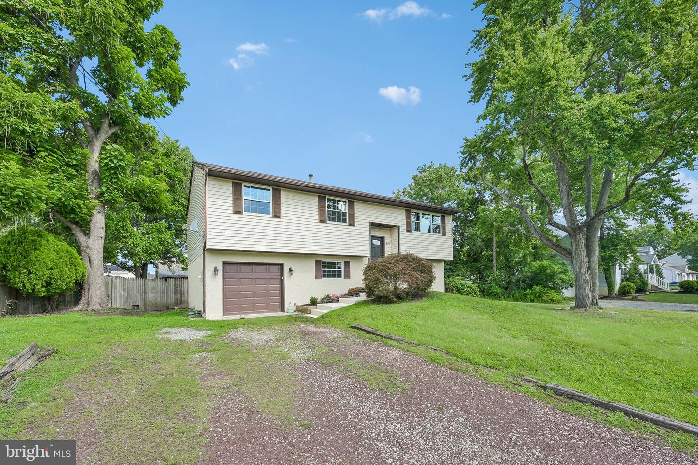 841 Chestnut Ave Property Photo 3