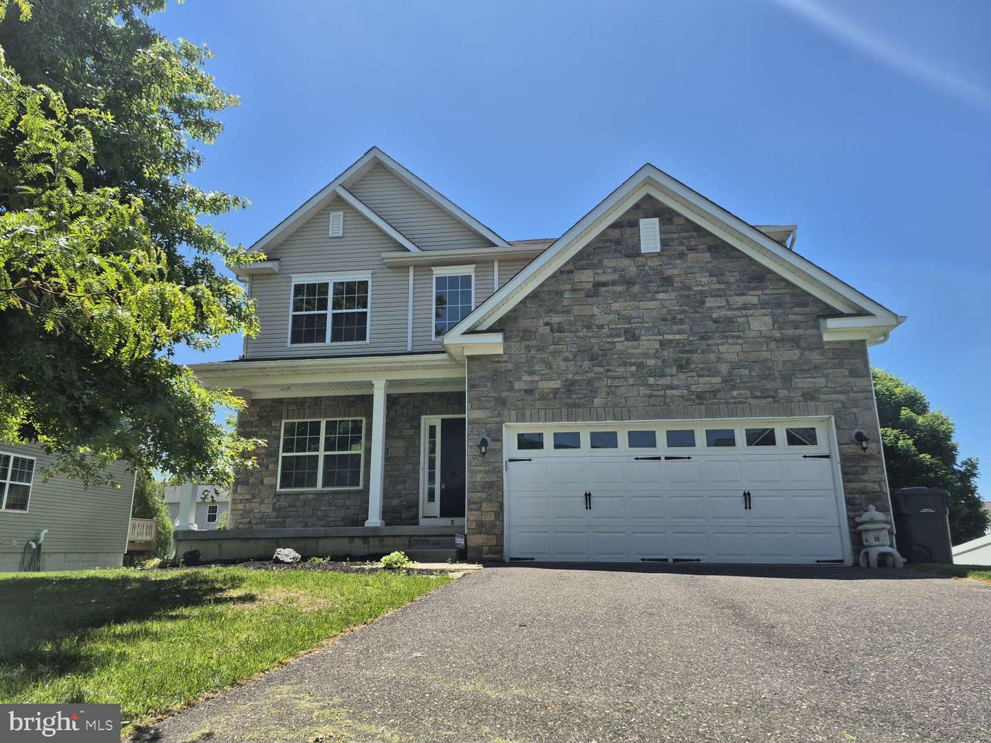 8 LOCUST LN