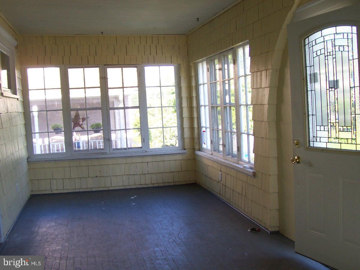 321 W Holly Ave Property Photo 3