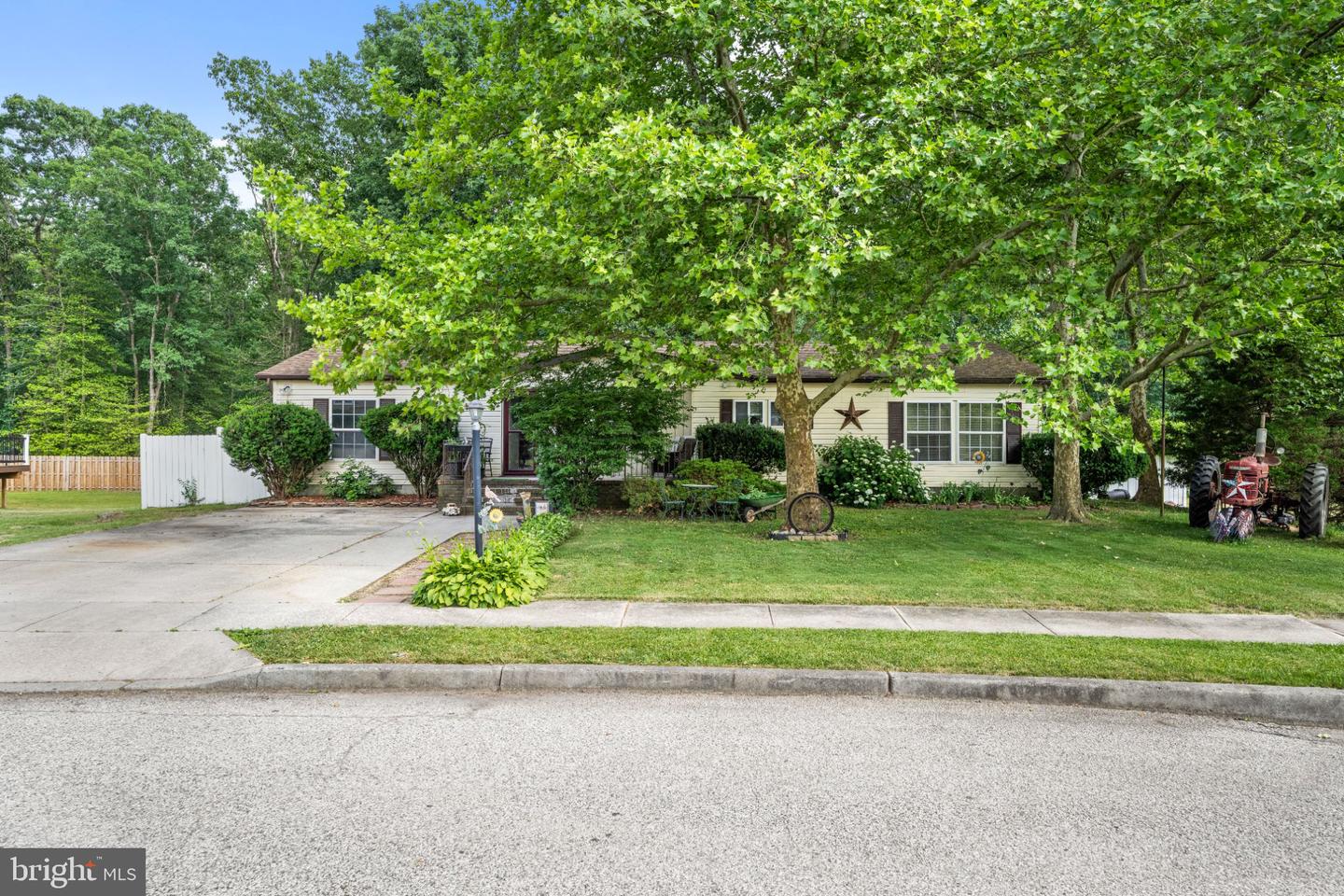212 Karen Dr Property Photo 1