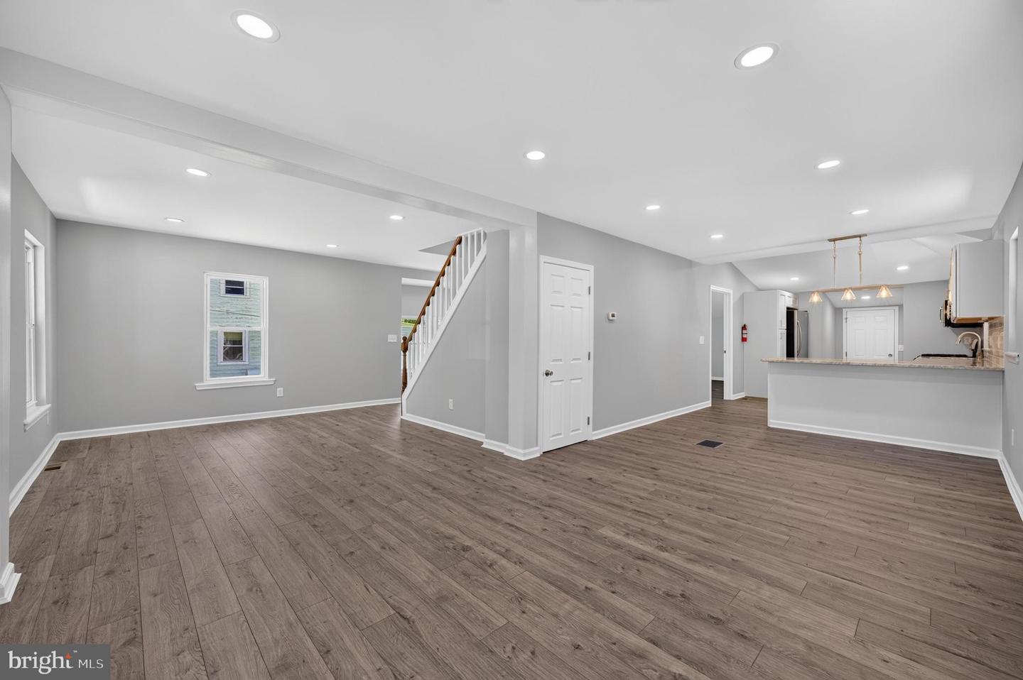 27 S Market St Property Photo 1