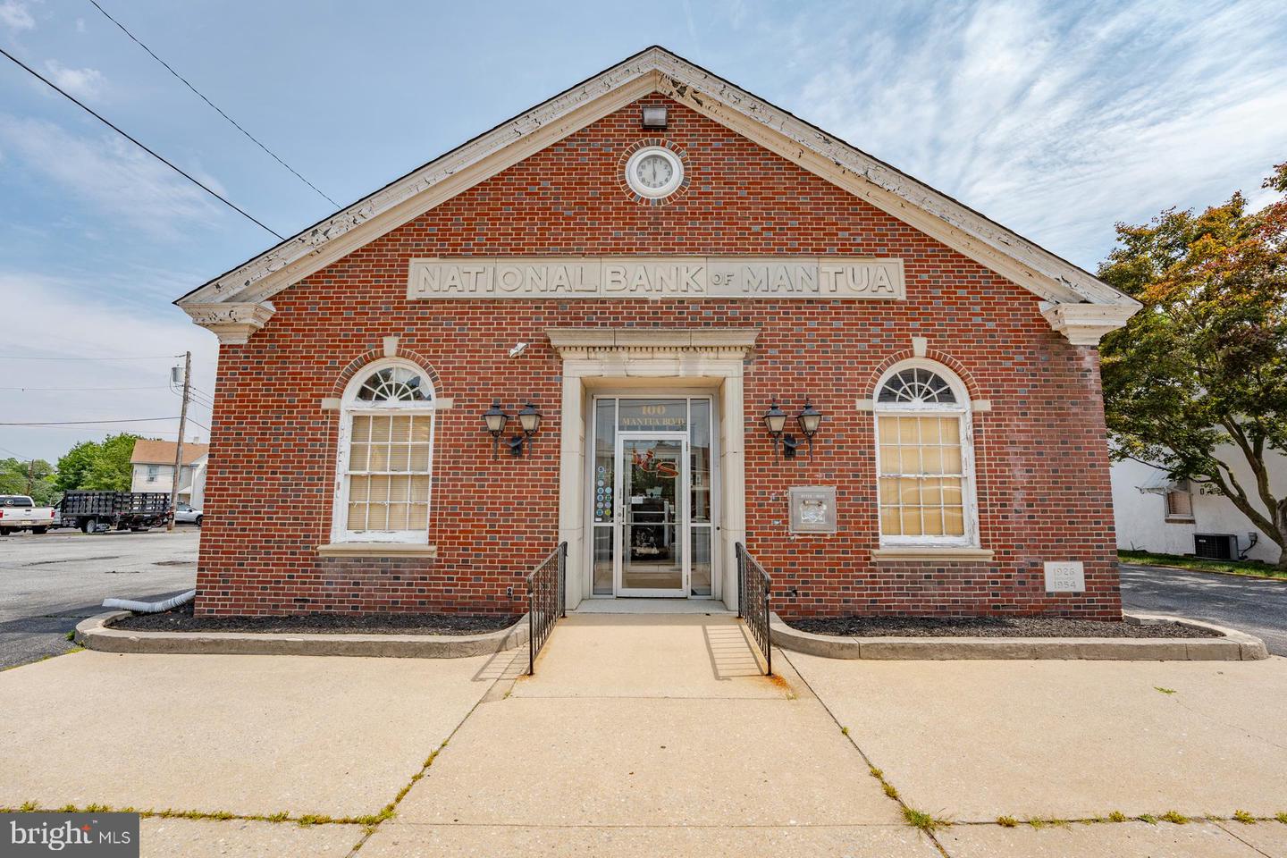 100 Mantua Blvd Property Photo 1