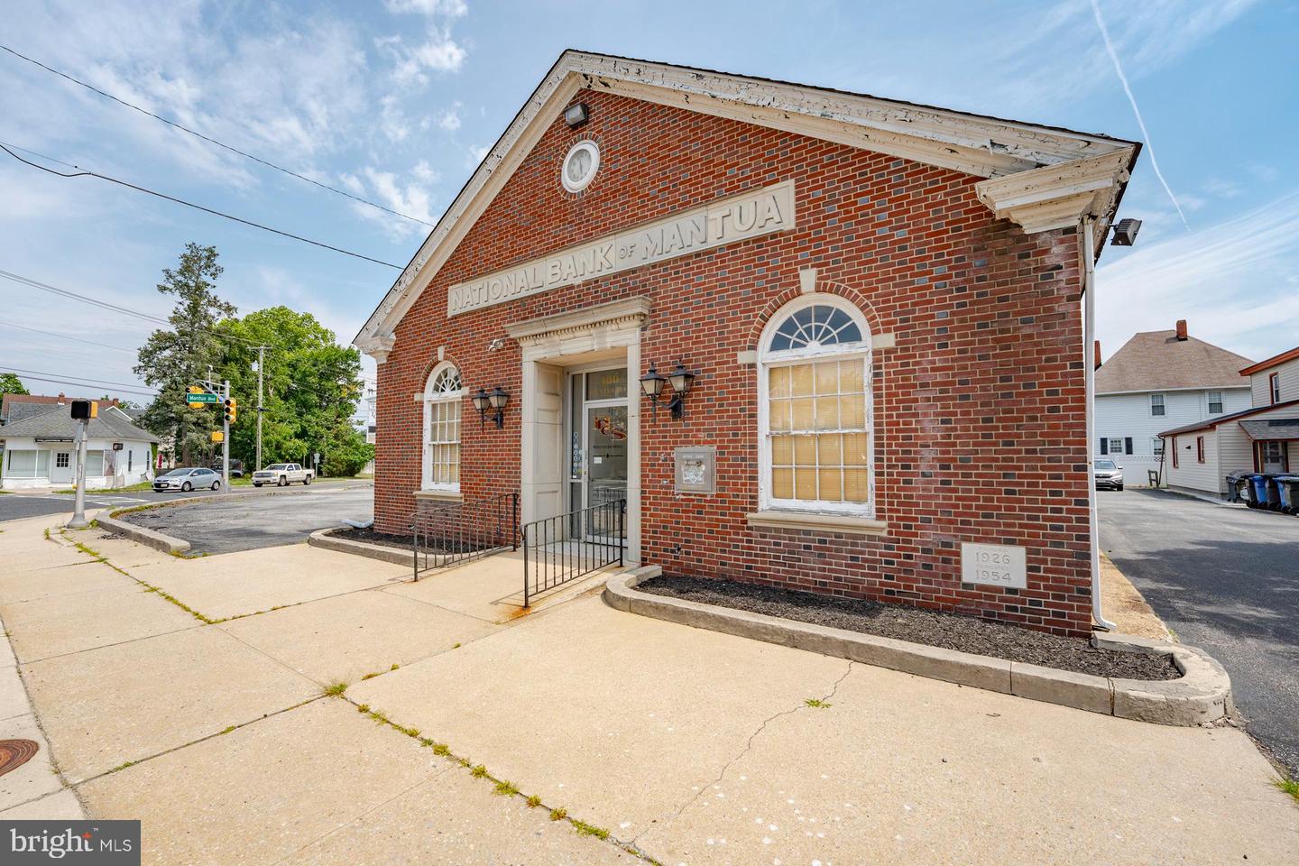 100 Mantua Blvd Property Photo 2