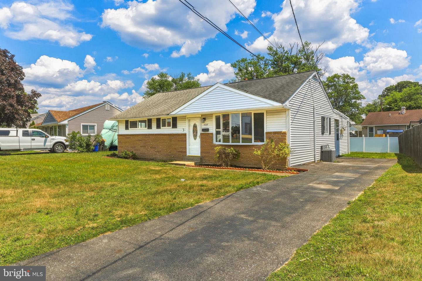 1037 Monmouth Rd Property Photo 2