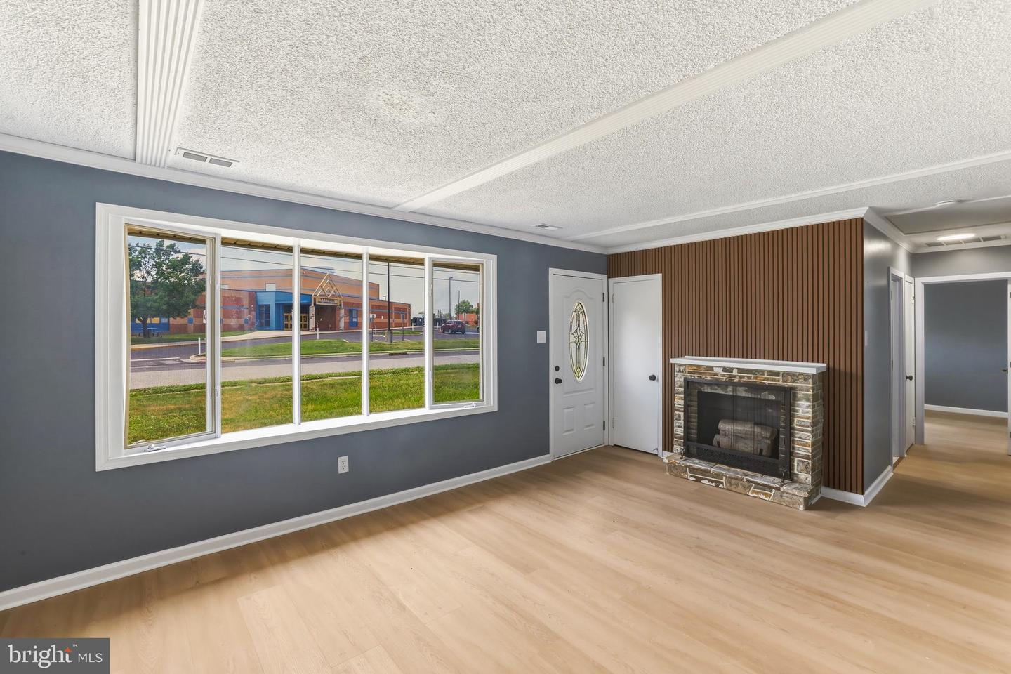 1037 Monmouth Rd Property Photo 3
