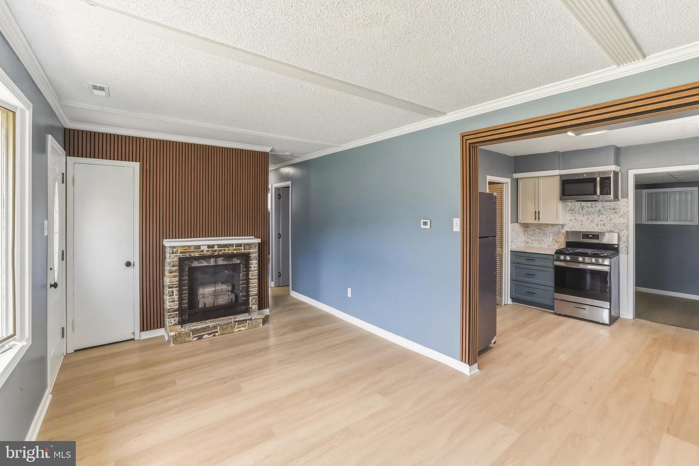 1037 Monmouth Rd Property Photo 4