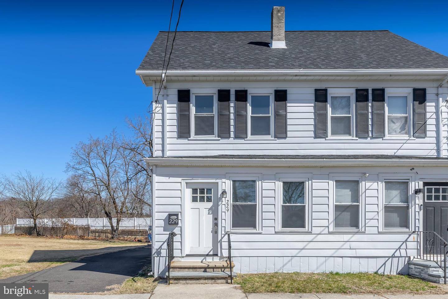 229 Broad St Property Photo 1