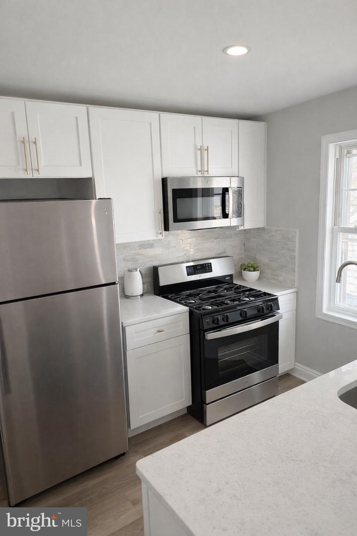 166 East Ave #d Property Photo 2