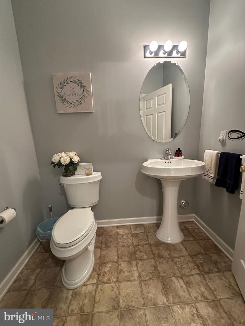 110 Sansom Ln Property Photo 6