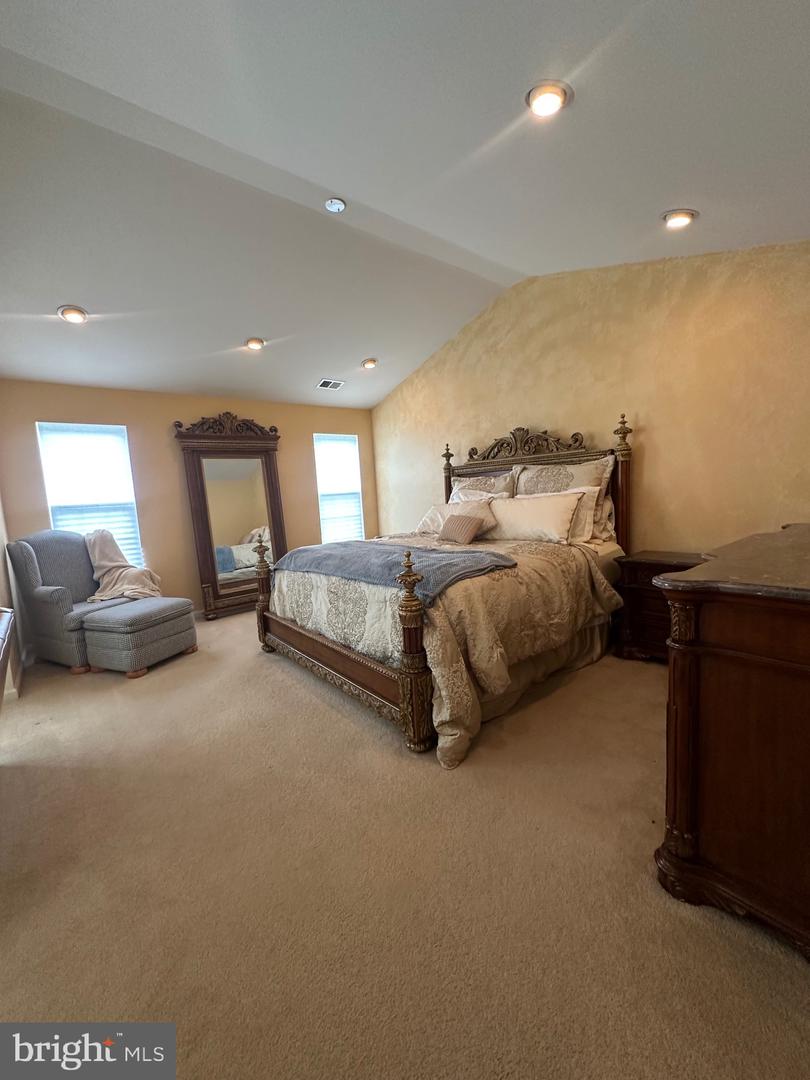 110 Sansom Ln Property Photo 7