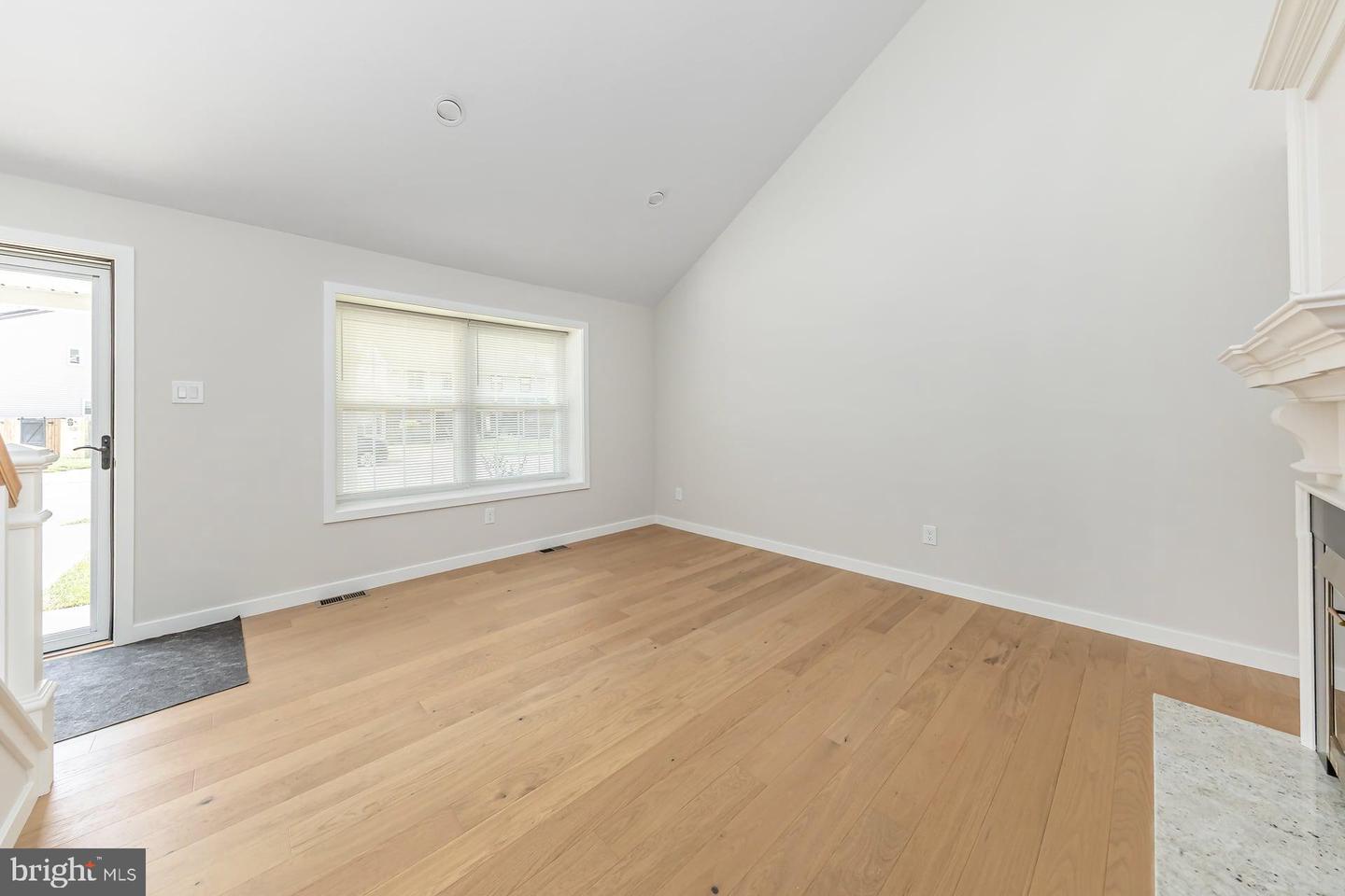 228 Leona Ct Property Photo 6