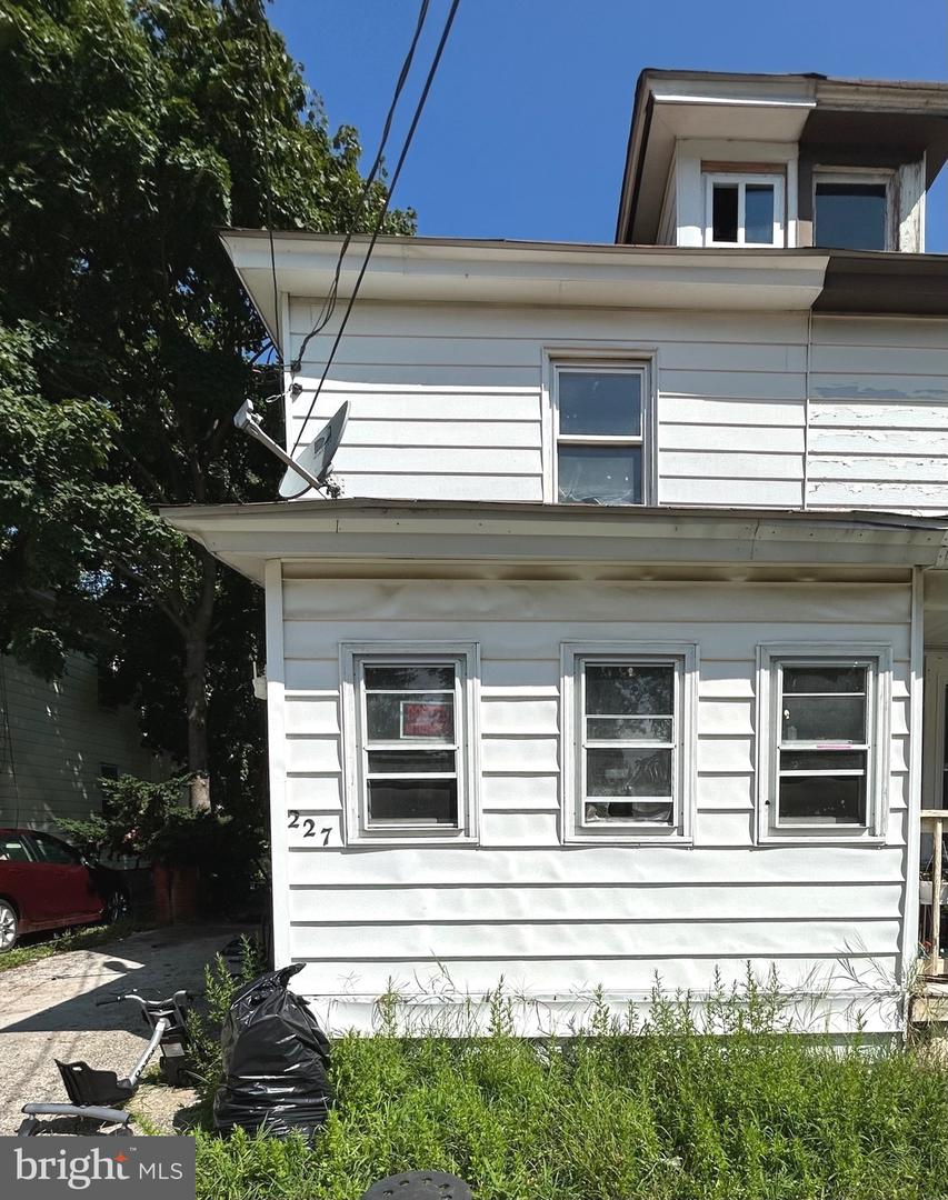 227 W Adams St Property Photo 1