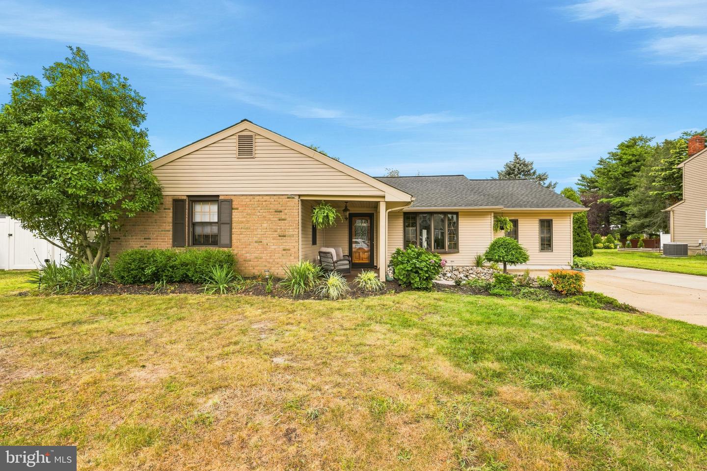8 COLLINS LN