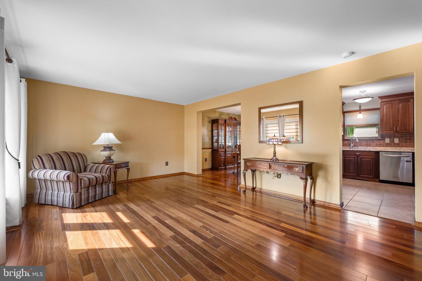 8 Williamsburg Ct Property Photo 5