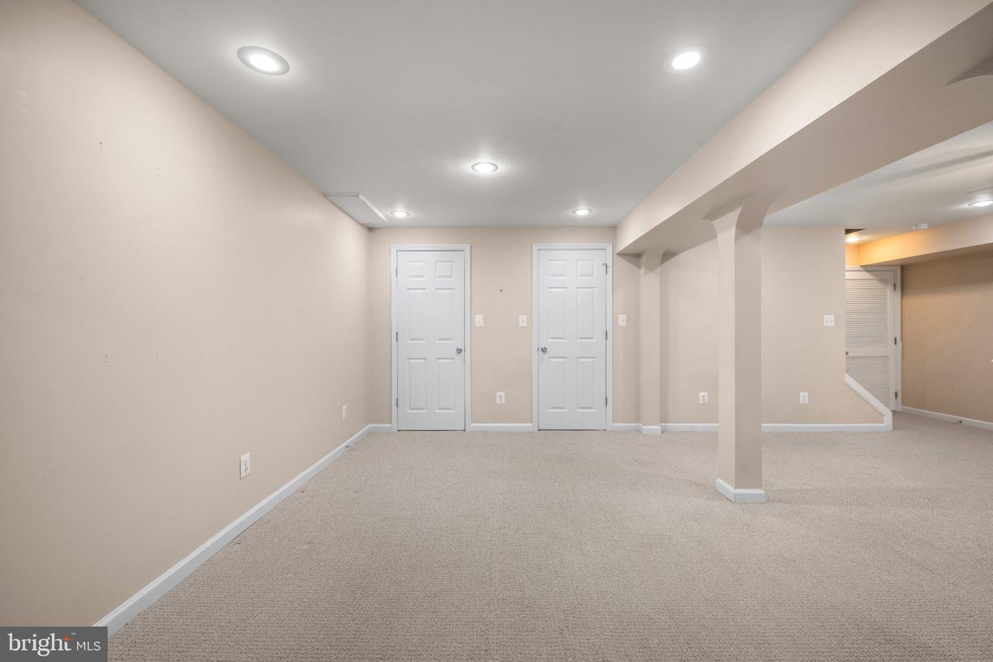 8 Williamsburg Ct Property Photo 23