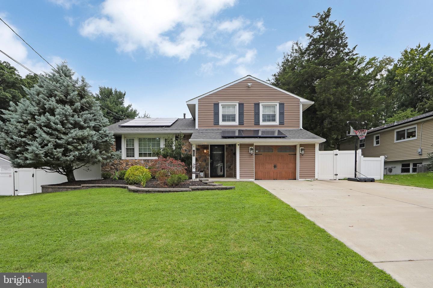 10 FORREST DR Property Photo 1