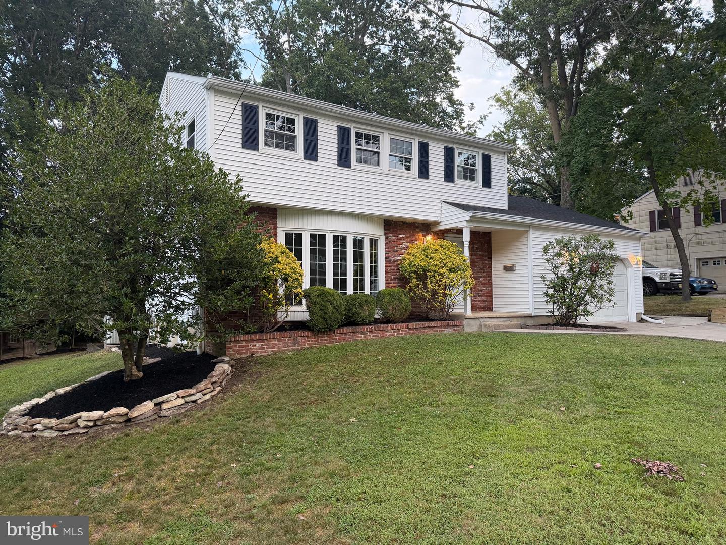 11 SILVER BIRCH RD Property Photo 1