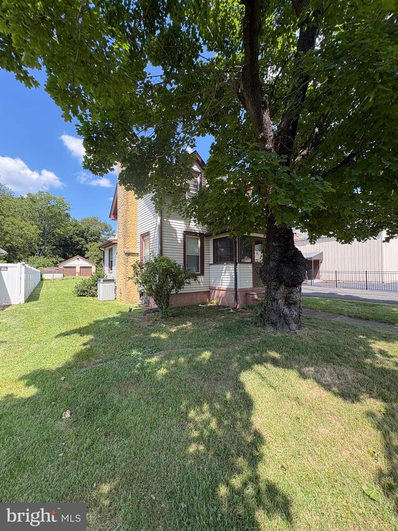 14 Arch St Property Photo 5
