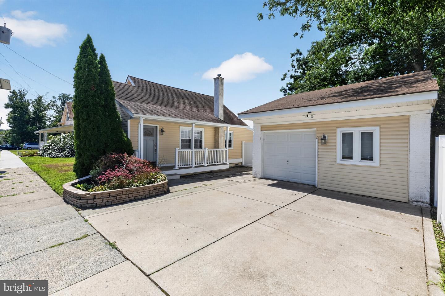 609 SCHAEFFER Property Photo 1