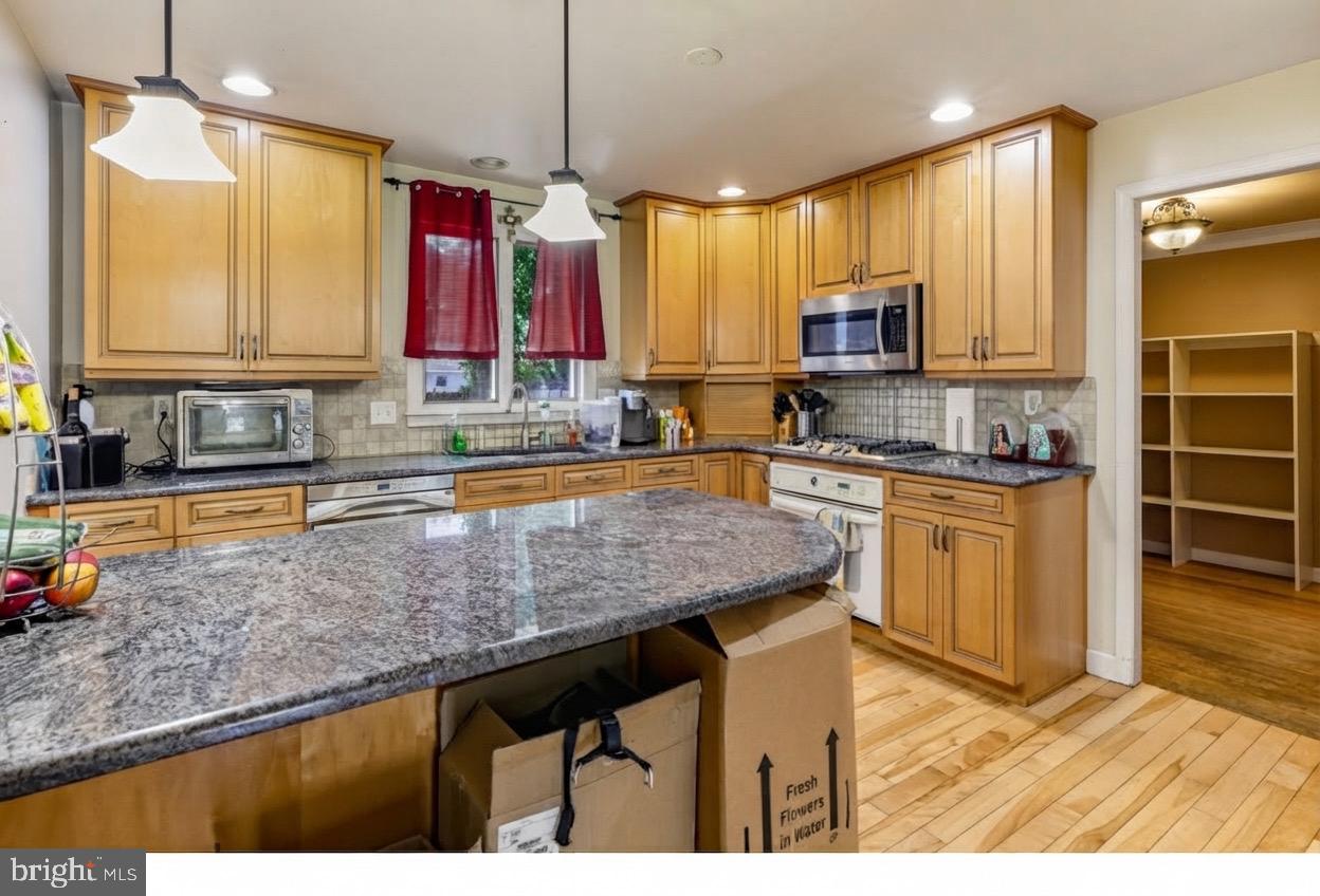 914 Schuyler Pl Property Photo 3