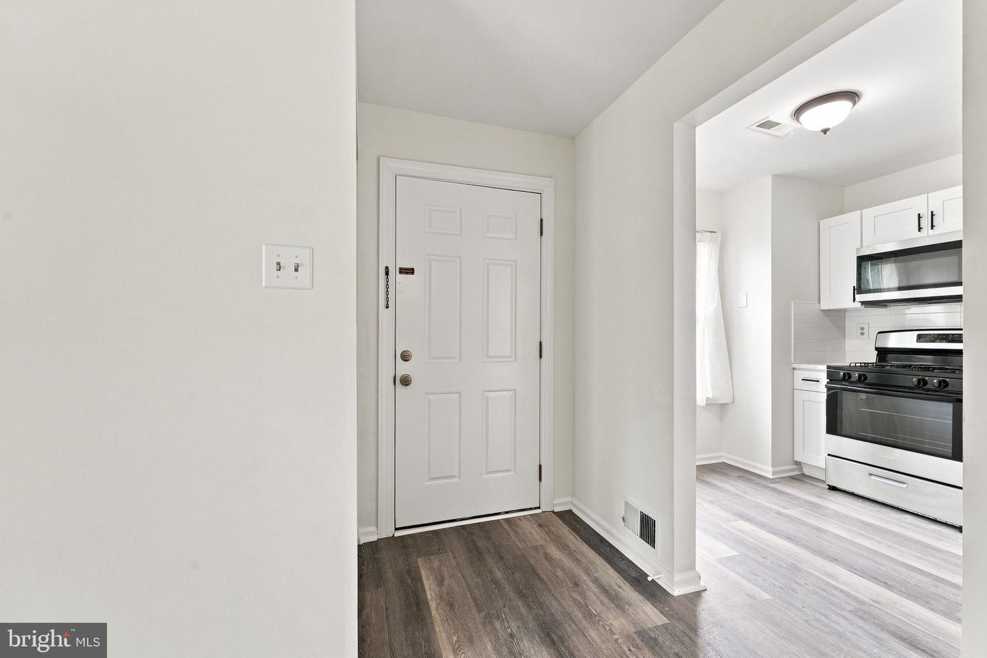405 Atlanta Ct Property Photo 3
