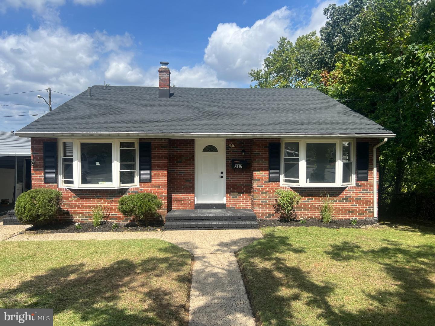 317 N Grand Ave Property Photo 1
